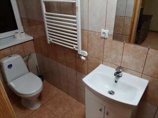 Хостелы Hostel Piniava Piniava Четырехместный номер с собственной ванной комнатой-4